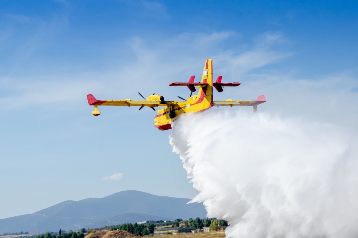 Canadian super scooper plane