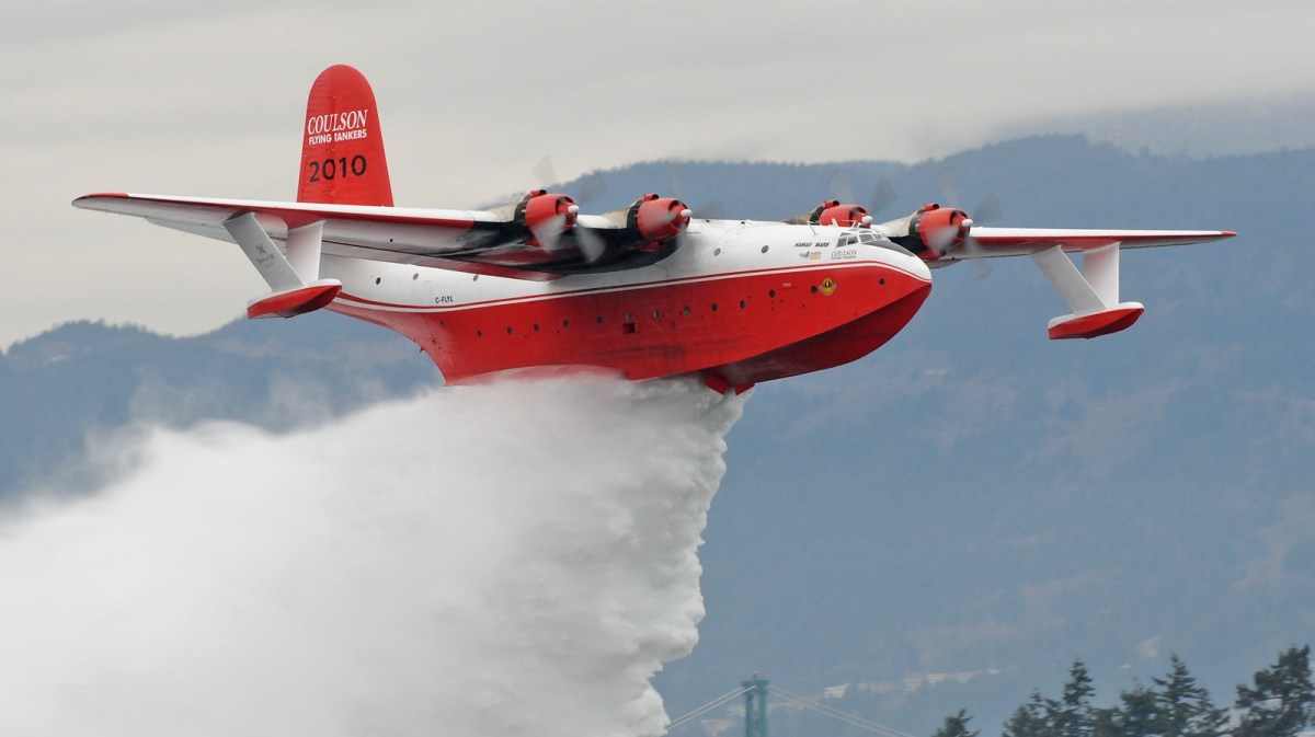 Water plane bomber harbor canadair petrochemical training