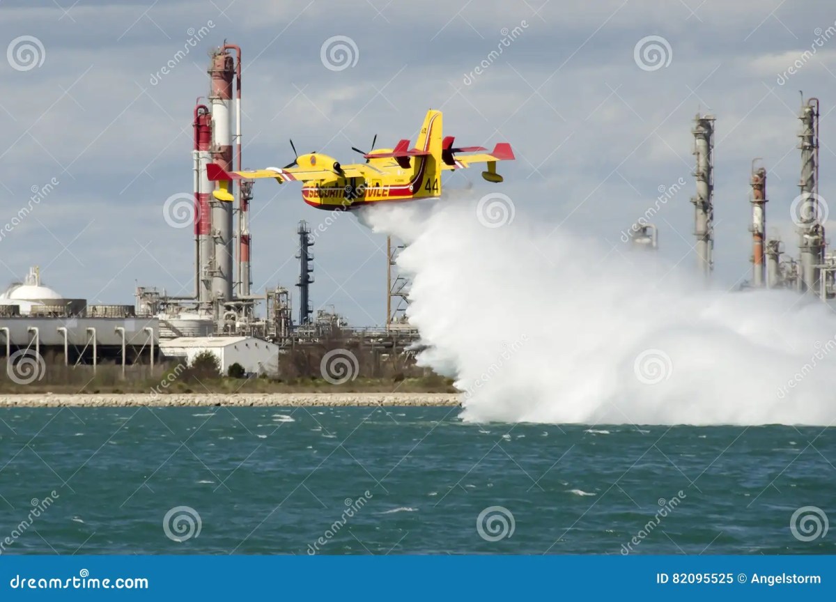 Canadian super scooper plane